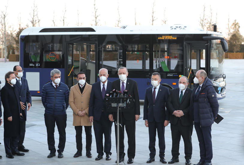 Türk mühendislerince geliştirilen dünyanın ilk seri üretim 4. seviye sürücüsüz elektrikli otobüsü tanıtıldı